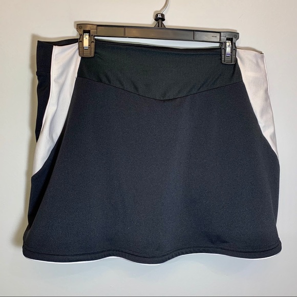 Adidas stretch sports skirt with built in shorts - Picture 8 of 8